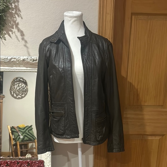 Black Leather Jacket with Classic Design and Fitted Silhouette - Picture 1 of 3